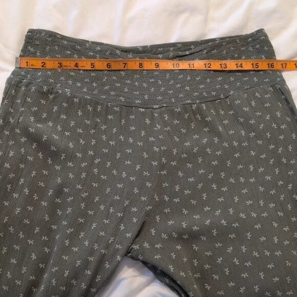 Three dots wide-leg pull on crepe pants. Olive green with white flowers. Comfy w - Picture 7 of 12